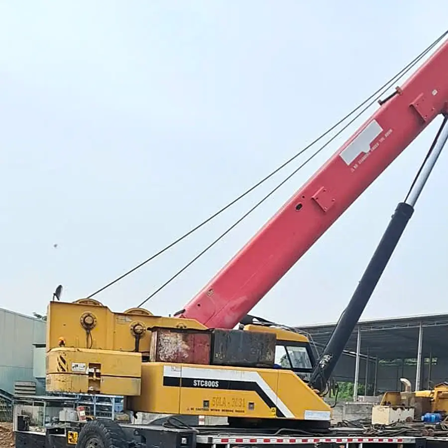 Cẩu bánh lốp dựng chân chống tại công trình phá dỡ nhà xưởng Bình Dương.