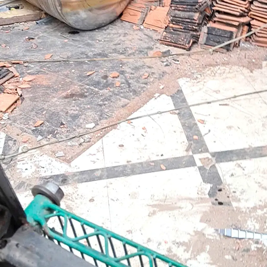 Phế liệu sắt và ngói được phân loại tái chế tại công trường Mạnh Phá Dỡ.